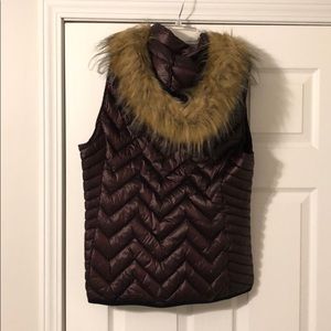 Puffer vest with detachable hood